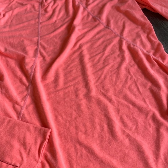 GapFit Women’s Bright Coral Long Sleeve Tee with thumb holes, size medium - Picture 7 of 8